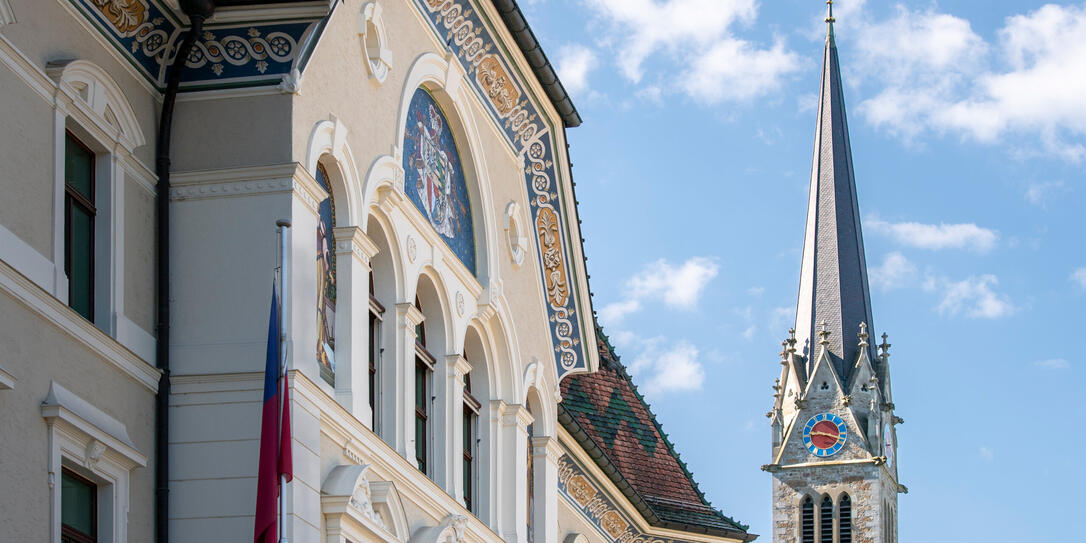230614 Regierung lichtenstein und Kirche - Symbolfoto - Symbolbild - Kirche - Regierung - aufgenommen im Ende - Frühling