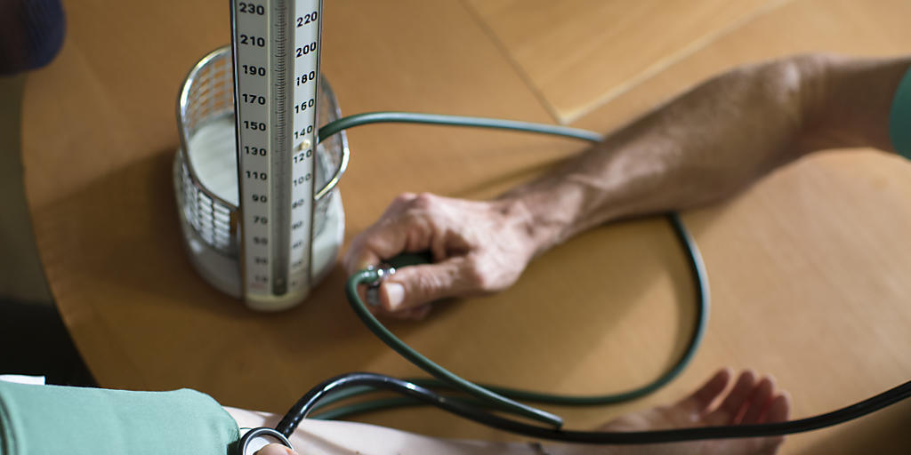 Ein Arzt misst den Blutdruck einer Patientin. Laut santésuisse steigen die Kosten vor allem im spitalambulanten Bereich. (Symbolbild) Ein Arzt misst den Blutdruck einer Patientin. Laut santésuisse steigen die Kosten vor allem im spitalambulanten Bereich. (Symbolbild)
