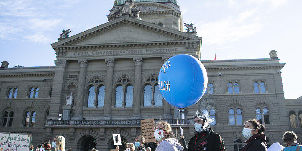 Maskenpflicht und Abstandsregel eingehalten: Die Kundgebung des Gesundheitspersonals vor dem Bundeshaus.