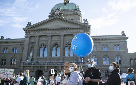 Maskenpflicht und Abstandsregel eingehalten: Die Kundgebung des Gesundheitspersonals vor dem Bundeshaus.