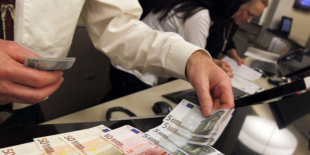 Mit genauerem Hinsehen sollten Konsumenten echte Euronoten sofort von Falschgeld unterscheiden können. (Themenbild)