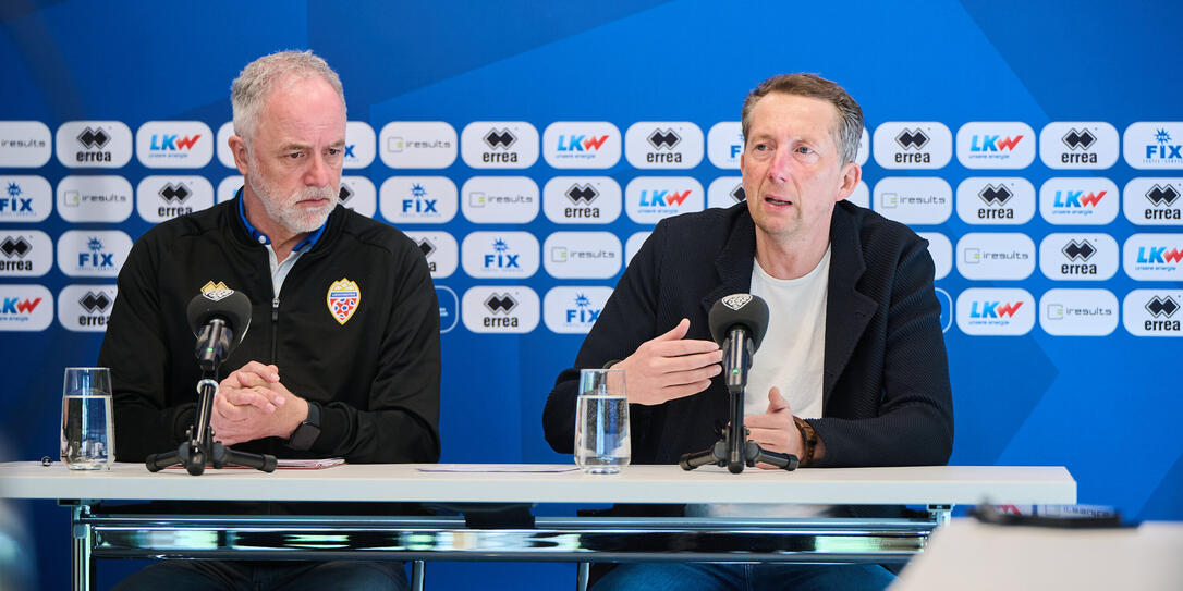 Nationaltrainer Konrad Fünfstück stellt sein Kader für die Testspiele vor, beobachtet von Medienchef Toni Banzer (l.).