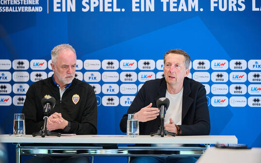 Nationaltrainer Konrad Fünfstück stellt sein Kader für die Testspiele vor, beobachtet von Medienchef Toni Banzer (l.).