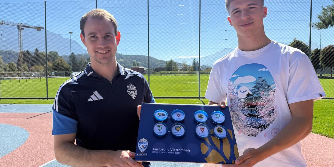 LFV-Mitarbeiter Josef Oehri mit Nationalspieler Alessio Hasler (r.).