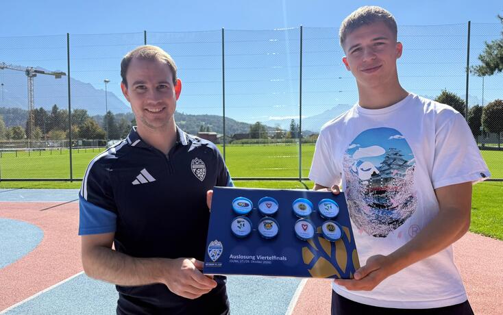 LFV-Mitarbeiter Josef Oehri mit Nationalspieler Alessio Hasler (r.).