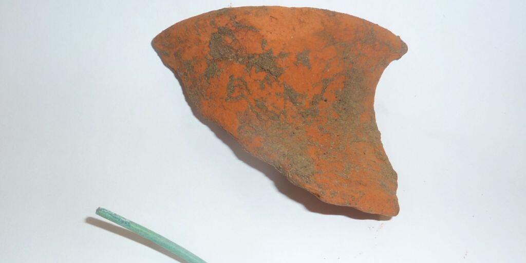 Archäologen fanden im luzernischen Egolzwil unter anderem eine Fibel, eine Gewandnadel aus Bronze, sowie Keramikscheiben.