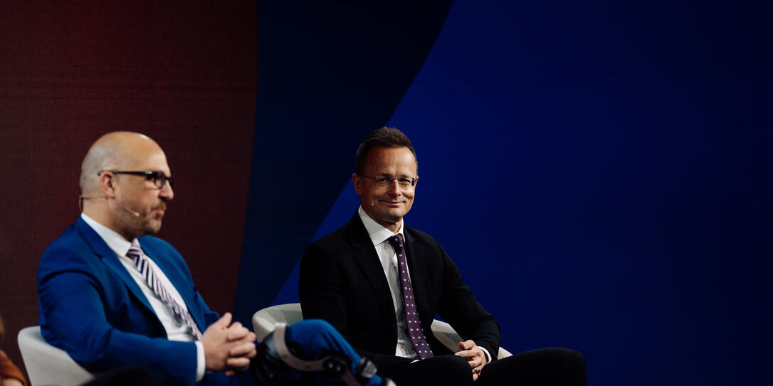 Regierungschef Daniel Risch diskutiert mit dem ungarischen Aussenminister Péter Szijjártó am St.Gallen Symposium. Regierungschef Daniel Risch diskutiert mit dem ungarischen Aussenminister Péter Szijjártó am St.Gallen Symposium.