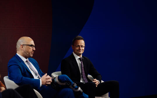 Regierungschef Daniel Risch diskutiert mit dem ungarischen Aussenminister Péter Szijjártó am St.Gallen Symposium.