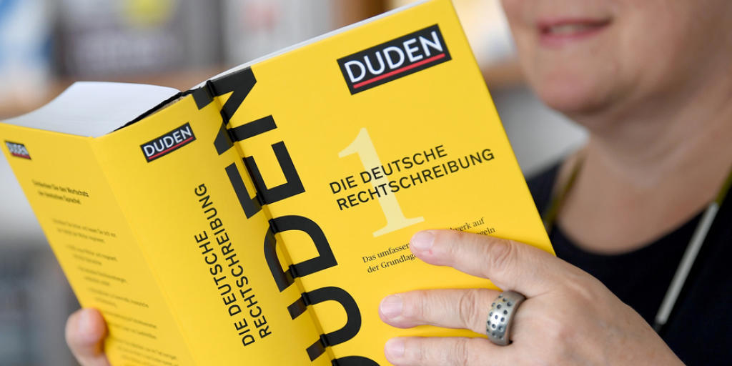 Die Leiterin der Dudenredaktion Kathrin Kunkel-Razum hält in Berlin einen Duden der 27. Auflage in der Hand. Die Duden-Redaktion hat das Nachschlagewerk für die neue Auflage um 5000 Wörter ergänzt. (Archiv) Die Leiterin der Dudenredaktion Kathrin Kunkel-Razum hält in Berlin einen Duden der 27. Auflage in der Hand. Die Duden-Redaktion hat das Nachschlagewerk für die neue Auflage um 5000 Wörter ergänzt. (Archiv)