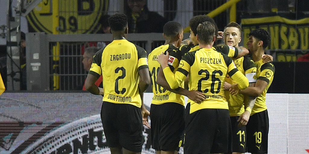 Die Dortmunder feiern mit Doppeltorschütze Marco Reus (Nummer 11) den Sieg gegen Bayern München