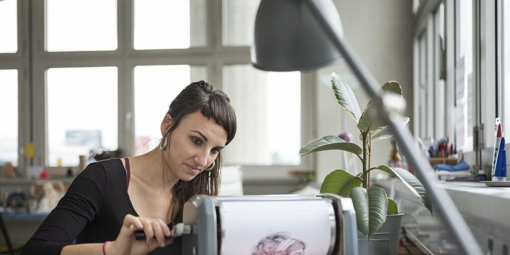 Sandra Staub mit einem Schnapsmatrizendrucker. Dieser Drucktechnik hat sie ihre Masterarbeit an der Zürcher Hochschule der Künste gewidmet.