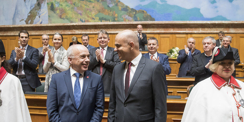 Das neu gewählte Bundespräsidenten-Duo: Alain Berset (rechts) und sein Vize Ueli Maurer nach ihrer Wahl durch die Vereinigte Bundesversammlung.