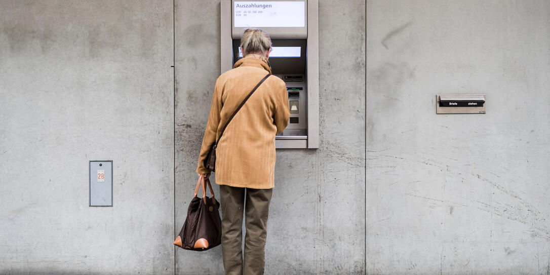 SENIORIN, SENIOR, PENSIONAERIN, PENSIONAER, RENTNERIN, RENTNER, BANKAUTOMAT, GELDAUTOMAT, GELDAUSGABEAUTOMAT, BANCOMAT, BANKOMAT, GELDBEZUG, BARGELDBEZUG, AUSZAHLUNG,