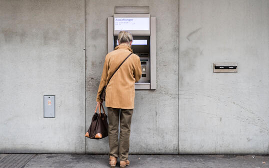 SENIORIN, SENIOR, PENSIONAERIN, PENSIONAER, RENTNERIN, RENTNER, BANKAUTOMAT, GELDAUTOMAT, GELDAUSGABEAUTOMAT, BANCOMAT, BANKOMAT, GELDBEZUG, BARGELDBEZUG, AUSZAHLUNG,