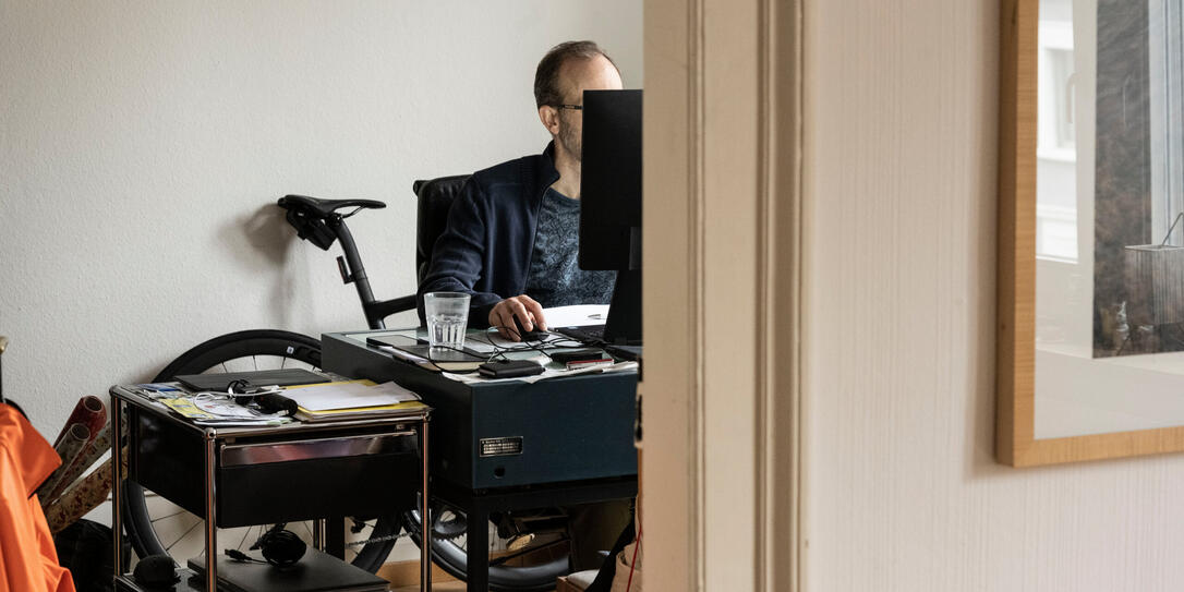 HOMEOFFICE, HOME-OFFICE, ARBEITSPLATZ, TISCH, PULT, ARBEITSZIMMER, ZUHAUSE, ZU HAUSE, CORONAVIRUS, VIRUS, COVID-19, FAHRRAD,