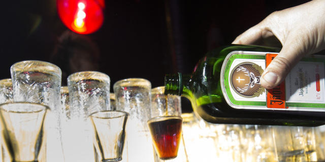 Im Nachtleben fliesst oft viel Alkohol (Symbolbild)