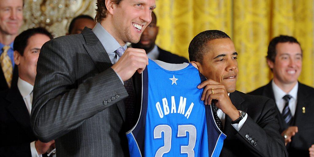 Der ehemalige deutsche Basketballprofi Dirk Nowitzki (links) zeigt ein Herz für die Opfer des Coronavirus.  Hier im Bild mit dem früheren US-Präsidenten Barack Obama. (Archivbild)