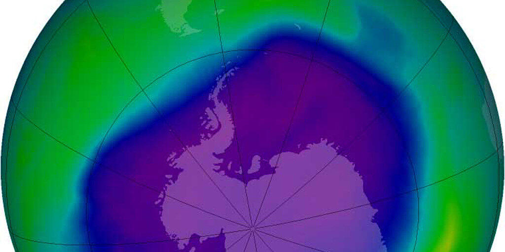 Ein Satellitenbild der Nasa zeigt die Ausdehnung des Ozonlochs über der Antarktis. Während sich die Ozonschicht über den Polen seit Jahren erholt, dünnt sie sich in tieferen Breiten weiter aus, wie Schweizer Forschende berichten. (Archivbild)