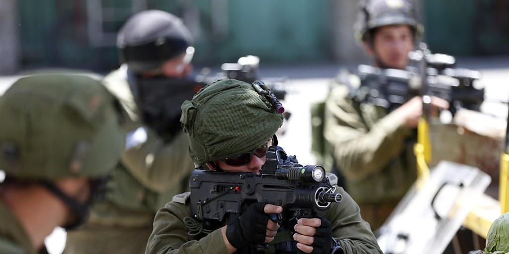 Israelische Soldaten haben bei einer versuchten Festnahme einen Palästinenser erschossen. (Archiv)