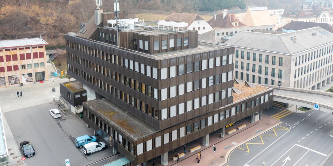 250211 Altes Postgebäude in Vaduz soll neuer Platz werden für