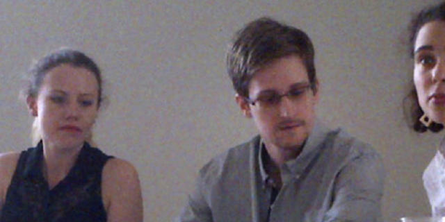 Sarah Harrison von Wikileaks (l.) mit Edward Snowden (Archivbild)