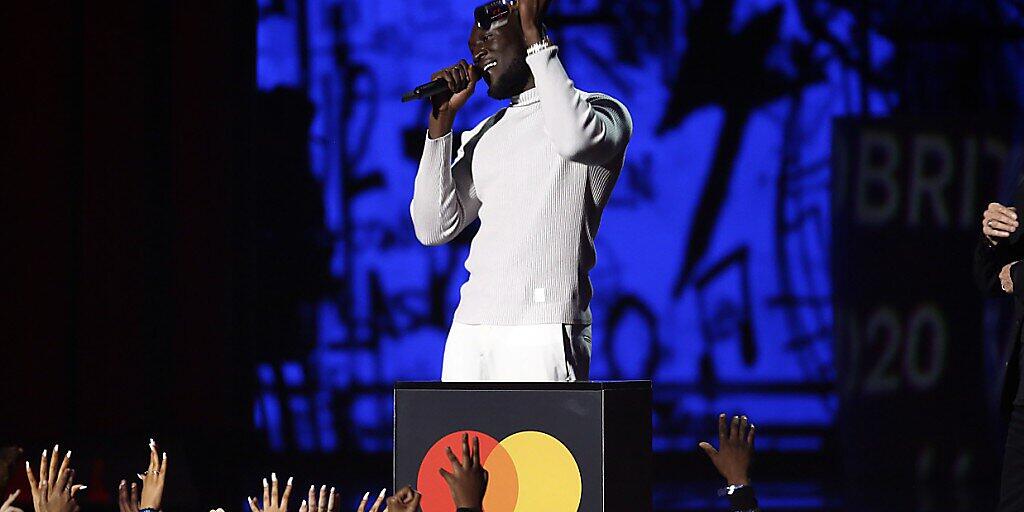 Der Londoner Rapper Stormzy ("Own It") ist bei der 40. Verleihung der Brit Awards als Bester Britischer Solokünstler geehrt worden.