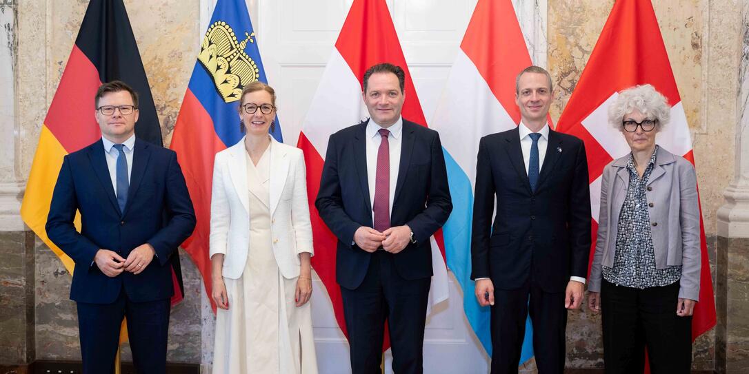 Bundesminister Carsten Schneider (Deutschland), Regierungschefin-Stellvertreterin Sabine Monauni, Bundesminister Norbert Totschnig (Österreich), Minister Serge Wilems (Luxemburg) und Direktorin Katrin Schneeberger (Schweiz) beim deutschsprachigen Umweltministertreffen in Wien.