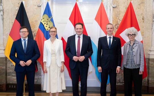 Bundesminister Carsten Schneider (Deutschland), Regierungschefin-Stellvertreterin Sabine Monauni, Bundesminister Norbert Totschnig (&Ouml;sterreich), Minister Serge Wilems (Luxemburg) und Direktorin Katrin Schneeberger (Schweiz) beim deutschsprachigen Umweltministertreffen in Wien.