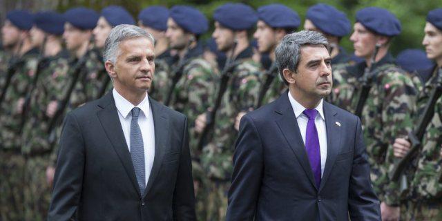 Didier Burkhalter und Rosen Plevneliev am Montag vor der Ehrengarde Didier Burkhalter und Rosen Plevneliev am Montag vor der Ehrengarde