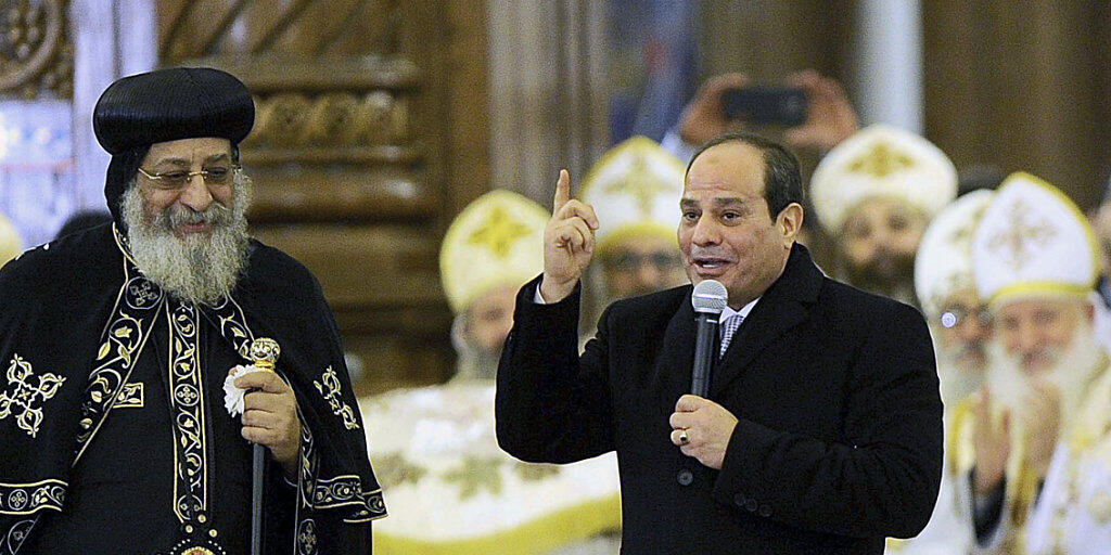 Um gutes Einvernehmen bemüht: der ägyptische Präsident al-Sisi (rechts) und der Kopten-Papst Twadros II. in der neuen grossen Kathedrale östlich von Kairo. Um gutes Einvernehmen bemüht: der ägyptische Präsident al-Sisi (rechts) und der Kopten-Papst Twadros II. in der neuen grossen Kathedrale östlich von Kairo.