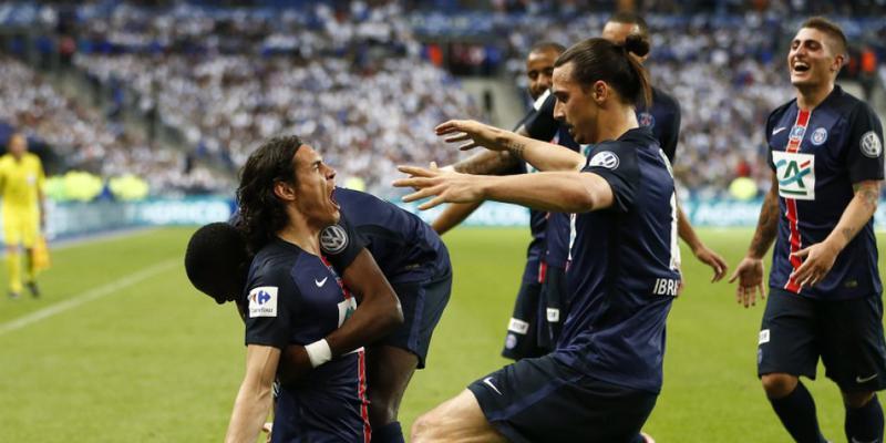 Torschütze Cavani (kniend) wird von Ibrahimovic zum Siegtor bejubelt Torschütze Cavani (kniend) wird von Ibrahimovic zum Siegtor bejubelt