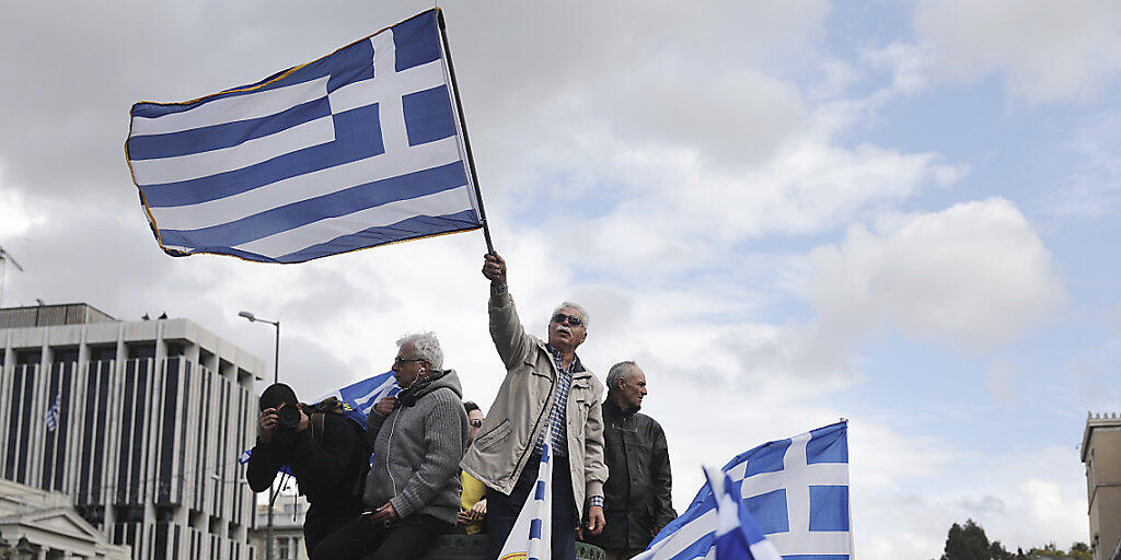 Demonstranten schwenken griechische Flaggen vor dem Parlament in Athen. Sie sind dagegen, dass ihr nördliches Nachbarland künftig Nordmazedonien heisst.
