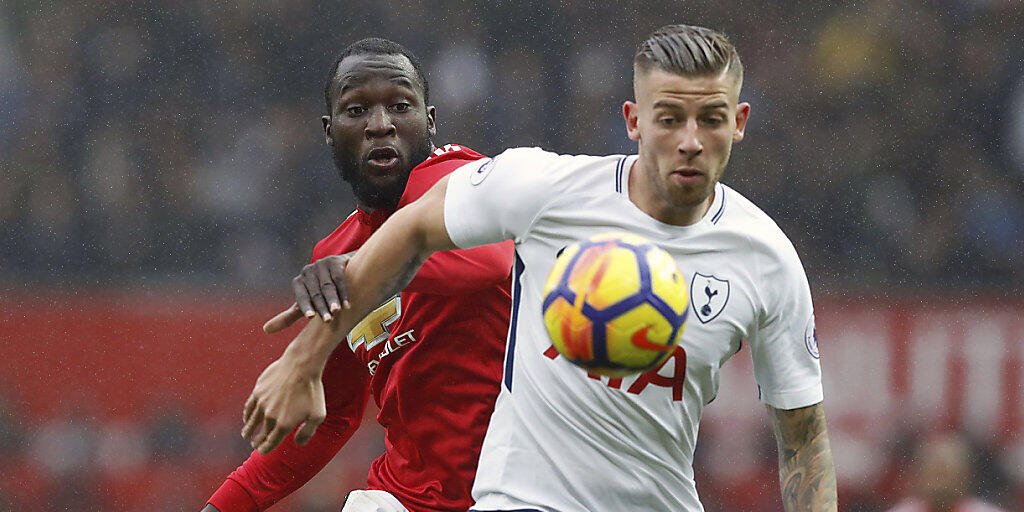 Belgier im Spitzenkampf der Premier League unter sich: Manchester Uniteds Romelu Lukaku (rechts) im Duell mit Tottenhams Toby Alderweireld