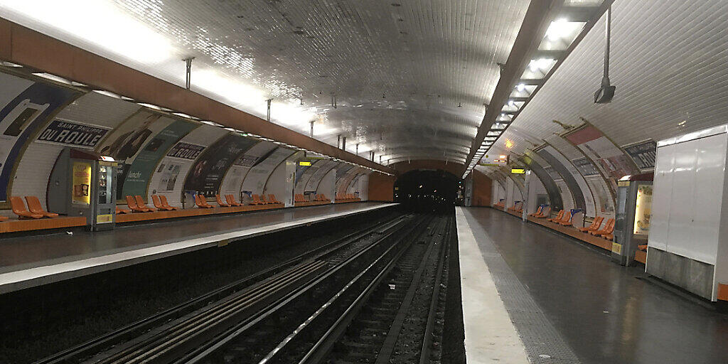 Ein Streik hat einen Grossteil der Pariser Metro lahmgelegt. (AP Photo/Bertrand Combaldieu) Ein Streik hat einen Grossteil der Pariser Metro lahmgelegt. (AP Photo/Bertrand Combaldieu)