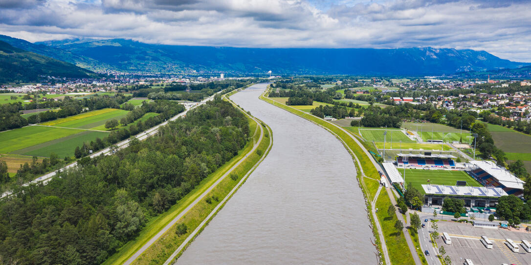 Hochwasser Rhein in Vaduz Hochwasser Rhein in Vaduz
