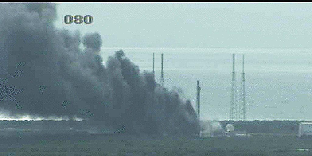 Über dem Gelände der NASA steigt nach der Raketenexplosion eine schwarze Rauchwolke auf.
