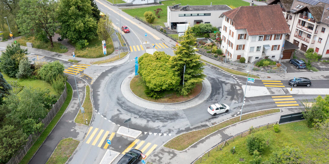 Fahrbahnschäden: Der Kreisel im Ruggeller Dorfzentrum erhält einen neuen Belag.