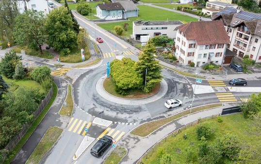 Fahrbahnsch&auml;den: Der Kreisel im Ruggeller Dorfzentrum erh&auml;lt einen neuen Belag.