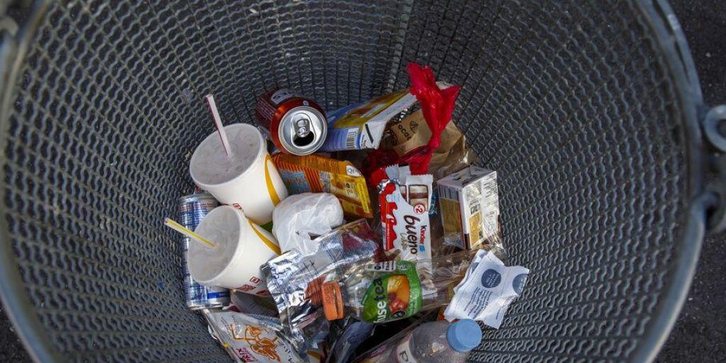 703 Kilo Siedlungsabfall produzierte 2018 jeder Einwohner und jede Einwohnerin der Schweiz im Schnitt. Das sind nur vier Prozent weniger als im Rekordjahr 2008. In ganz Europa produzierten 2018 nur Dänemark und Norwegen noch mehr Müll als die Schweiz (Symbolbild) 703 Kilo Siedlungsabfall produzierte 2018 jeder Einwohner und jede Einwohnerin der Schweiz im Schnitt. Das sind nur vier Prozent weniger als im Rekordjahr 2008. In ganz Europa produzierten 2018 nur Dänemark und Norwegen noch mehr Müll als die Schweiz (Symbolbild)