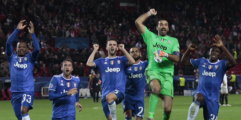 Die Akteure von Juventus Turin, hier angeführt von Goalie Gianluigi Buffon (grün), wollen auch heute Abend in der Champions League wieder jubeln