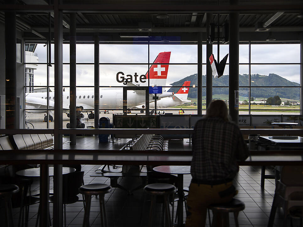 Die Wartehalle des Flughafens Bern-Belp ist weit gehend leer: Die Regionalfluglinie SkyWork hat den Betrieb eingestellt.