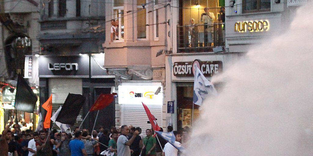 Die türkische Polizei geht in Istanbul mit Wasserwerfern gegen Protestierende vor Die türkische Polizei geht in Istanbul mit Wasserwerfern gegen Protestierende vor