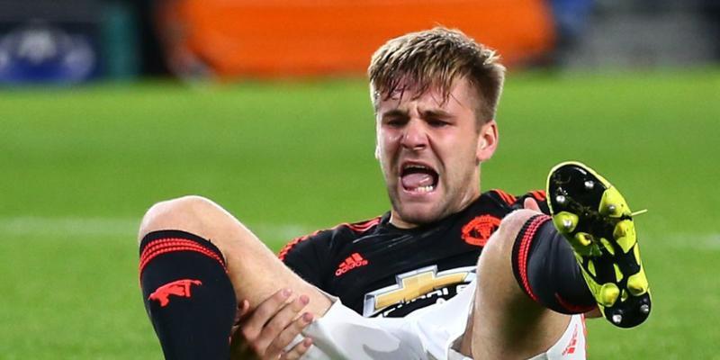 Luke Shaw von Manchester United verletzte sich in Eindhoven schwer.