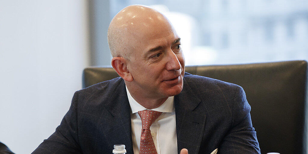 Amazon-Gründer Jeff Bezos hat gemäss Bloomberg ein Vermögen von über 100 Milliarden Dollar (Archiv)