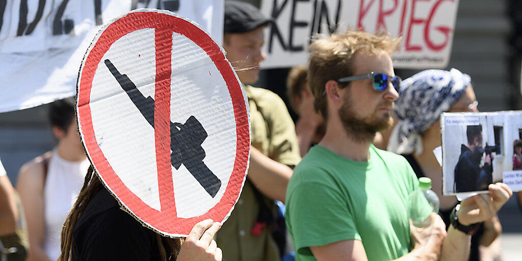 Eine Protestaktion gegen Waffenexporte von vergangenem Sommer. Die Ausfuhr von Kriegsmaterial sorgt immer wieder für Kontroversen. (Archiv) Eine Protestaktion gegen Waffenexporte von vergangenem Sommer. Die Ausfuhr von Kriegsmaterial sorgt immer wieder für Kontroversen. (Archiv)