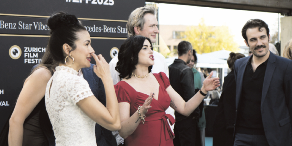 Die Liechtensteiner Schauspielerin Christiani Wetter mit ihren Serienkolleginnen und -kollegen auf dem grünen Teppich bei der Filmpremiere von «Unsere kleine Botschaft» in Zürich