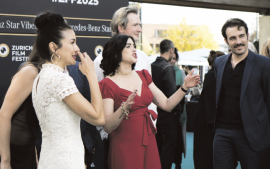 Die Liechtensteiner Schauspielerin Christiani Wetter mit ihren Serienkolleginnen und -kollegen auf dem grünen Teppich bei der Filmpremiere von «Unsere kleine Botschaft» in Zürich