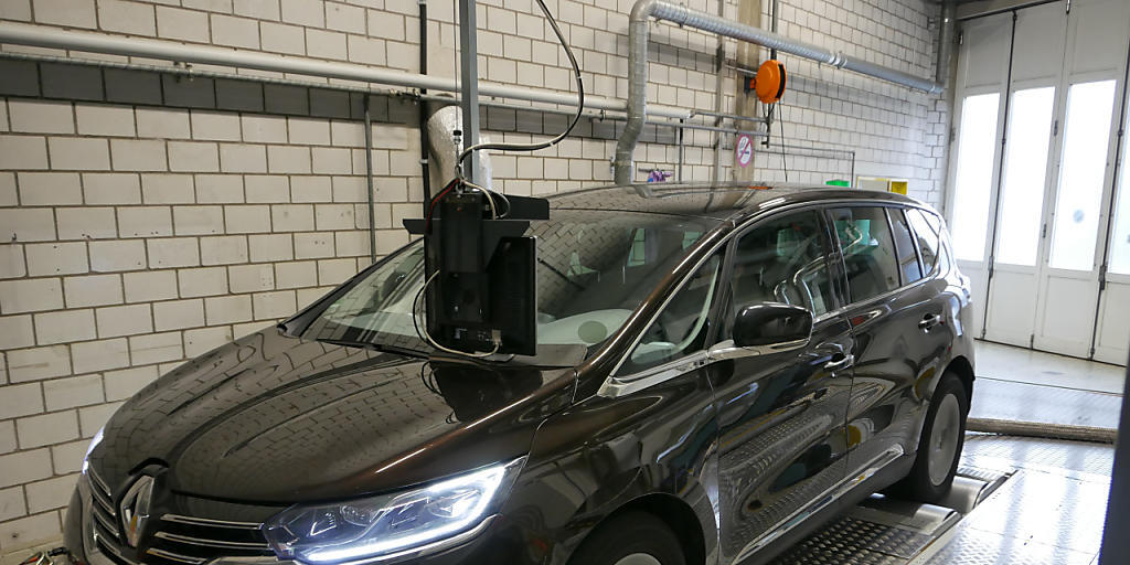 Der Renault Espace wird bei der Abgasprüfstelle der Berner Fachhochschule einer Stickstoffmessung unterzogen. Die Resultate sind brisant. Der Renault Espace wird bei der Abgasprüfstelle der Berner Fachhochschule einer Stickstoffmessung unterzogen. Die Resultate sind brisant.