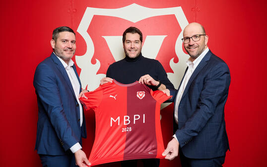 (v.l.) Matthias Gstöhl, Mitglied der Geschäftsleitung MBPI AG, Patrick Burgmeier, Geschäftsführender Präsident FC Vaduz und Klaus Schmidle, Geschäftsführender Verwaltungsrat MBPI AG