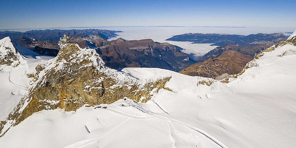 Der Rückzug der Gletscher ist in der Schweiz eine sichtbare Folge der Klimaerwärmung. Im vergangenen November wurde auf dem Aletschgletscher mit einer überdimensionalen Postkarte auf das Problem der Klimaerwärmung aufmerksam gemacht. (Archivbild)